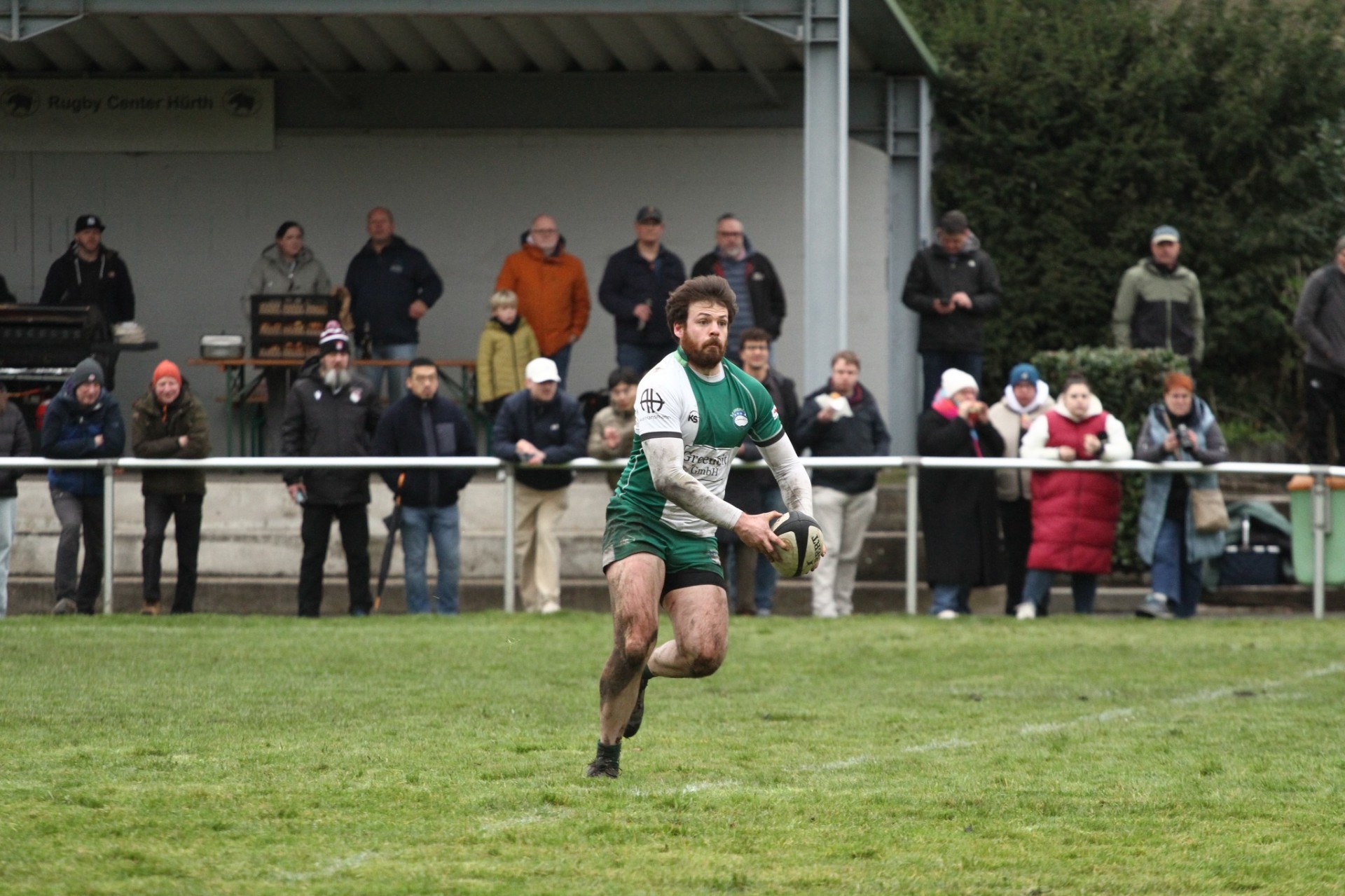 Spieler im Sprint mit dem Ball