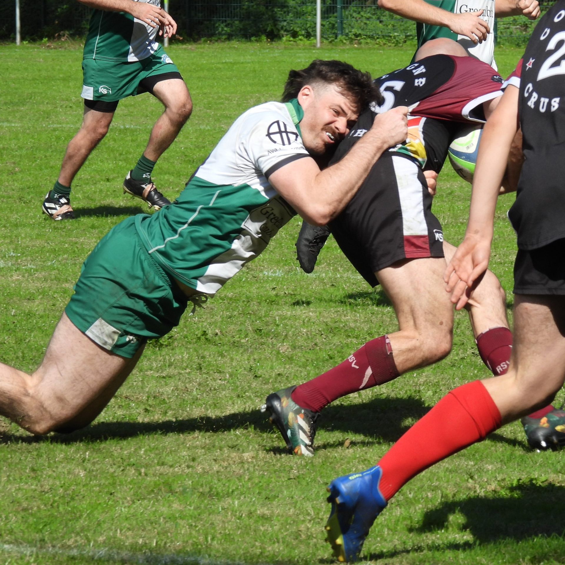 Harter Tackle im Spiel